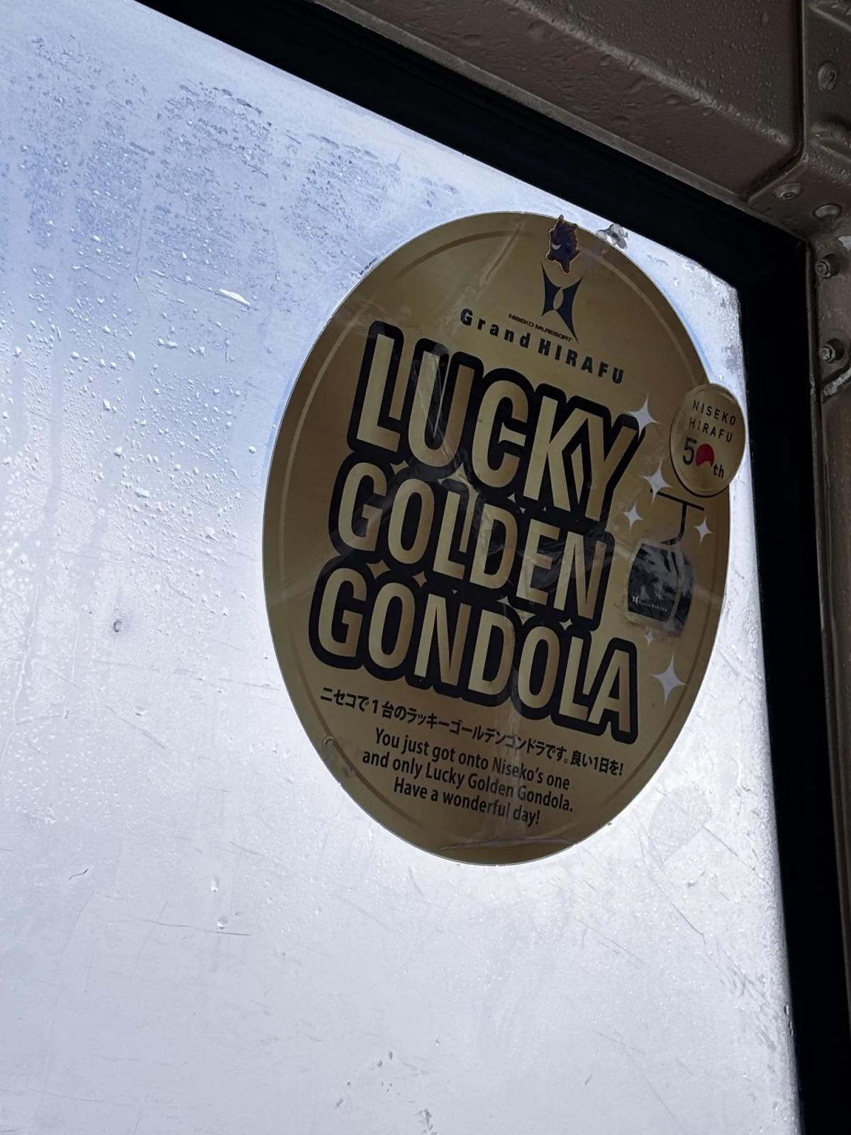 纜車車廂窗上的 Lucky Golden Gondola 金色貼紙