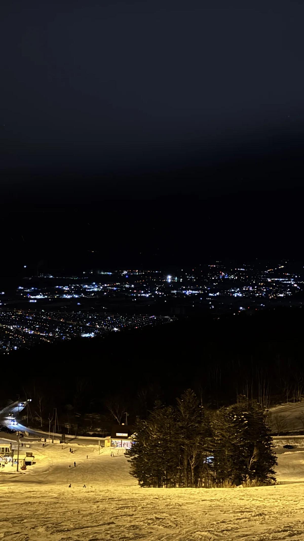手稻夜滑時段的雪道,山下是札幌市區夜景燈火