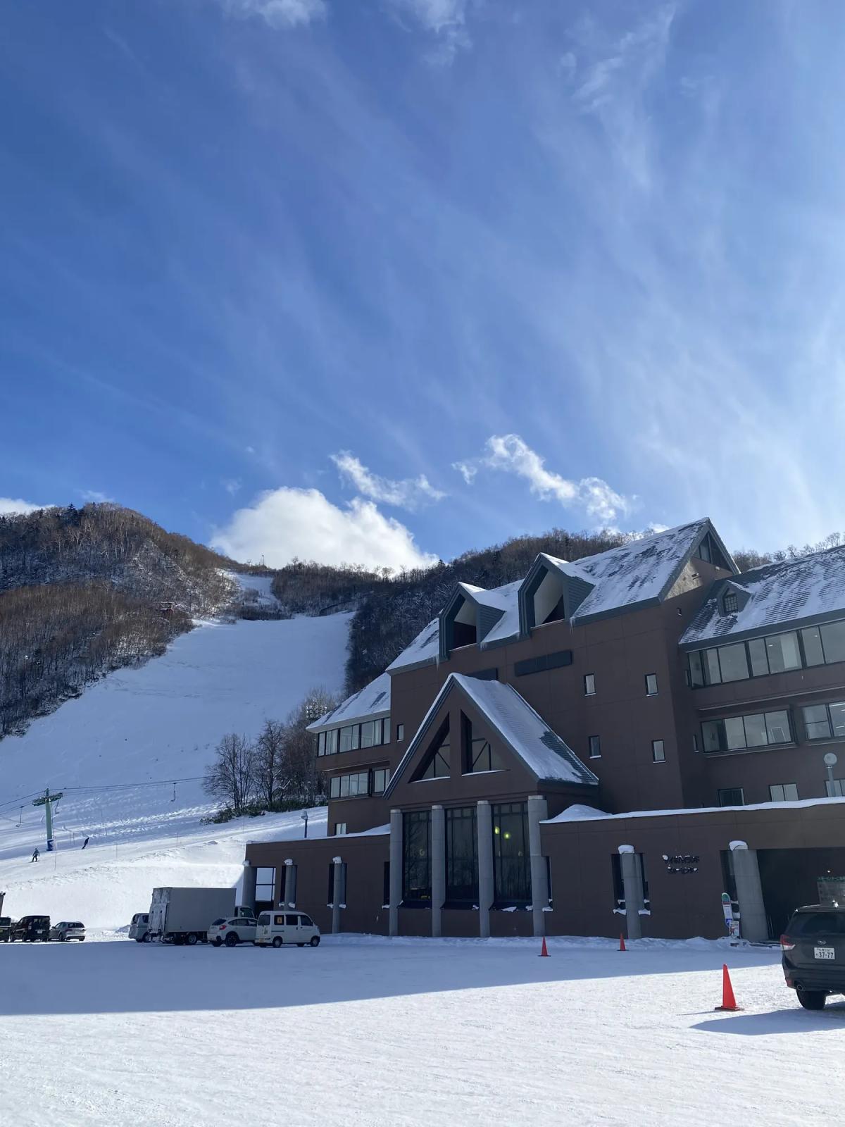 手稻雪场的滑雪中心建筑与旁边的雪道、缆车