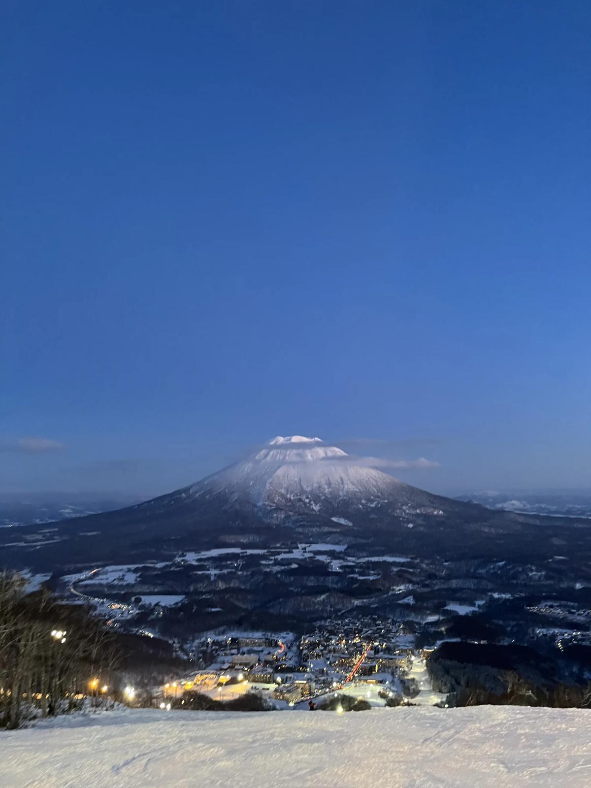 傍晚從 Alpen 雪道往下看,羊蹄山與比羅夫村的燈火