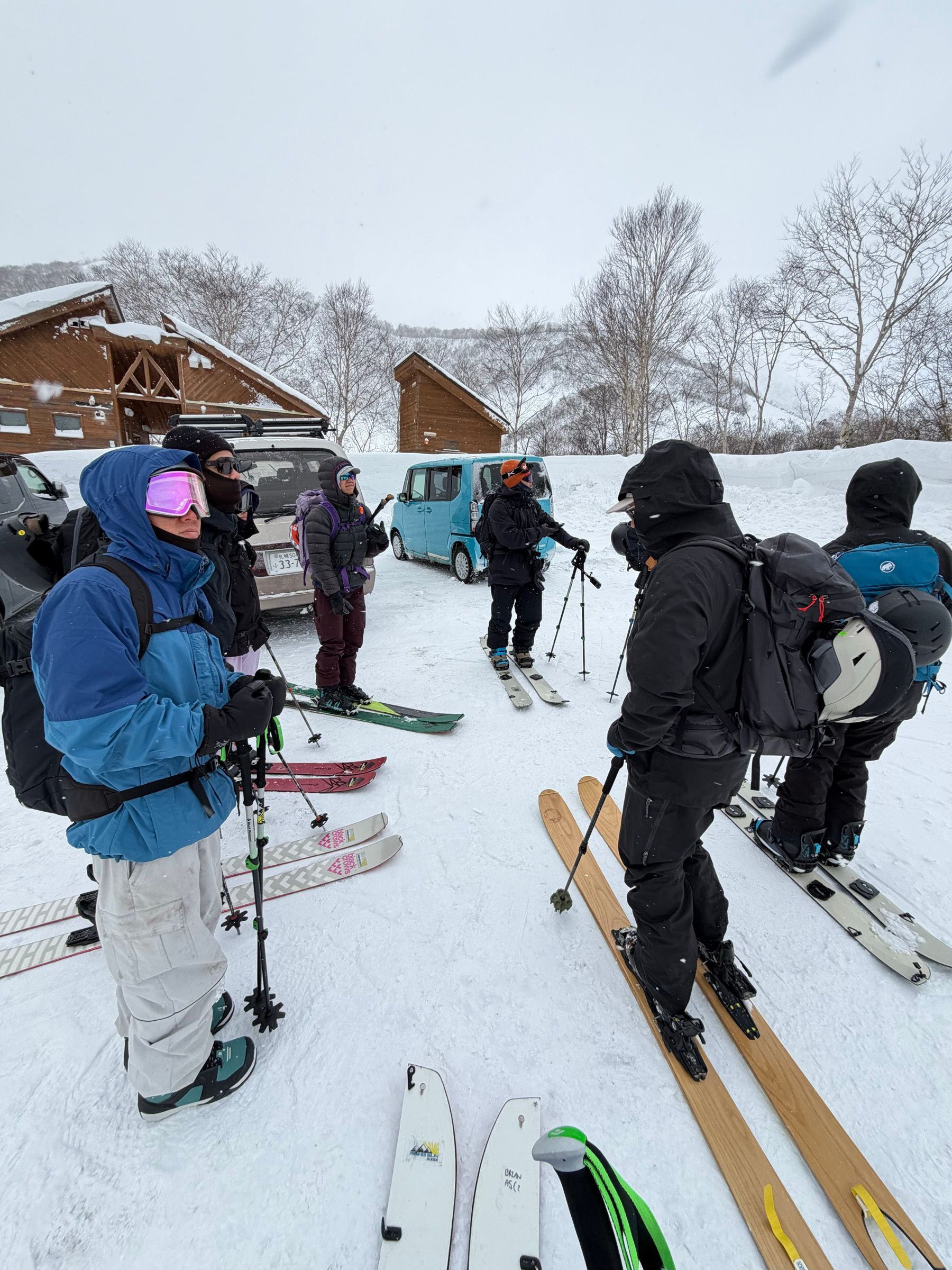 出發前在雪場停車場集合，一群人穿好登山滑雪板與背包，聽嚮導說明當天路線