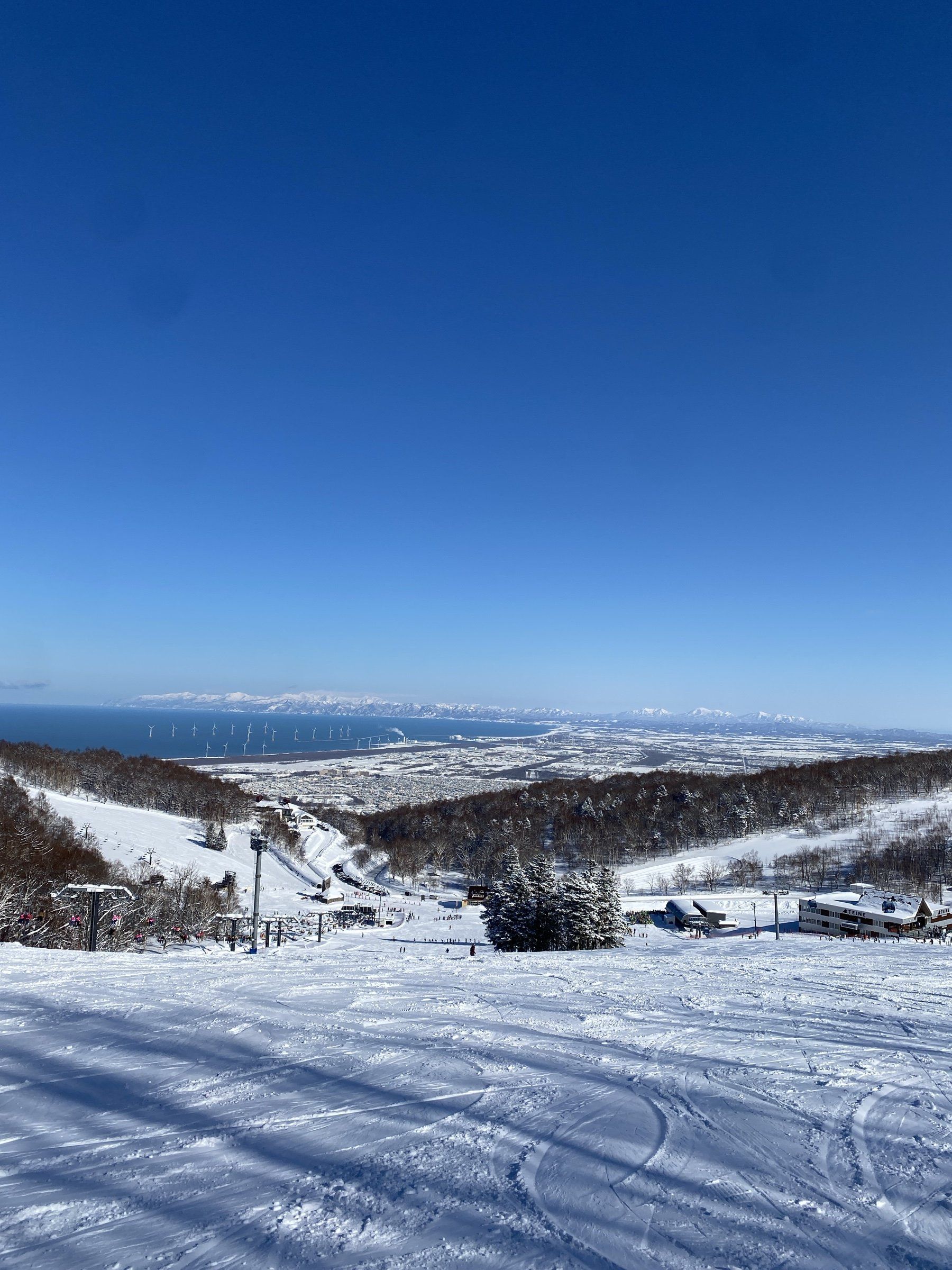 從手稻雪場往下看，遠方是札幌與海岸線