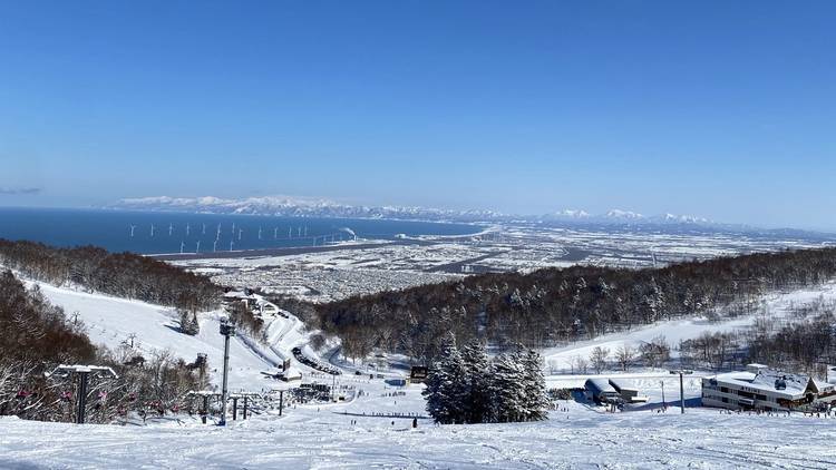 從手稻雪場往下看,遠方是札幌與海岸線