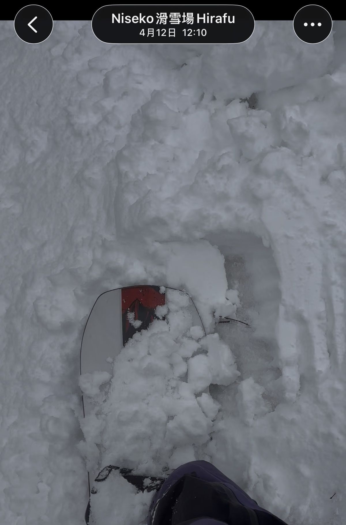 4 月 12 日中午的比羅夫,單板陷在濕重的春雪裡