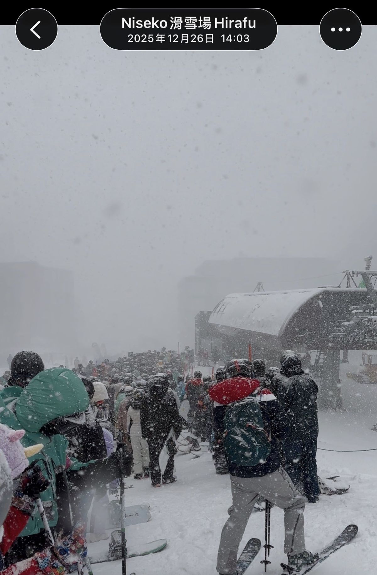 2025 年 12 月 26 日的比羅夫,大雪中纜車站前擠滿等待的人