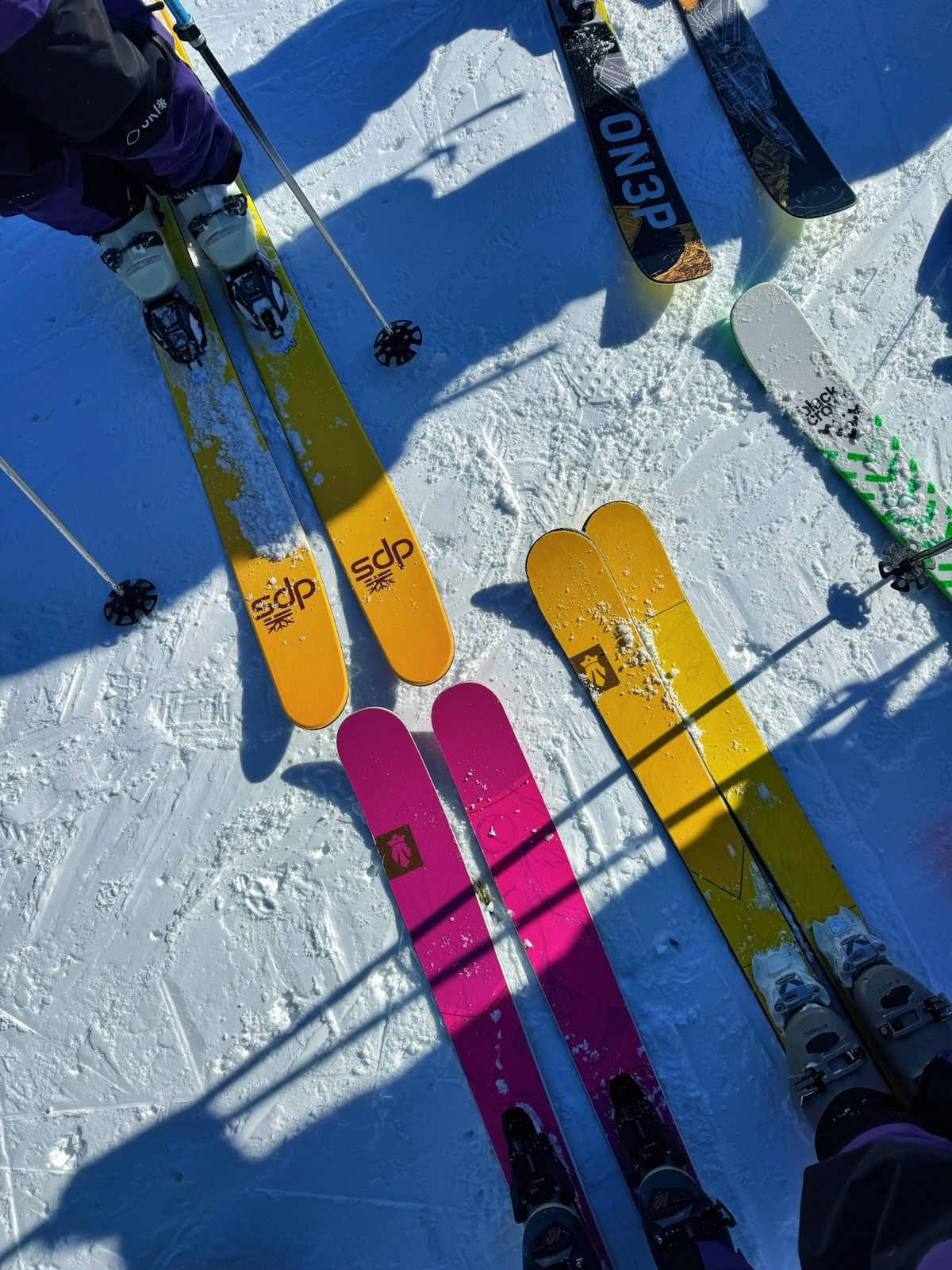 雪地上並排的雙板與單板