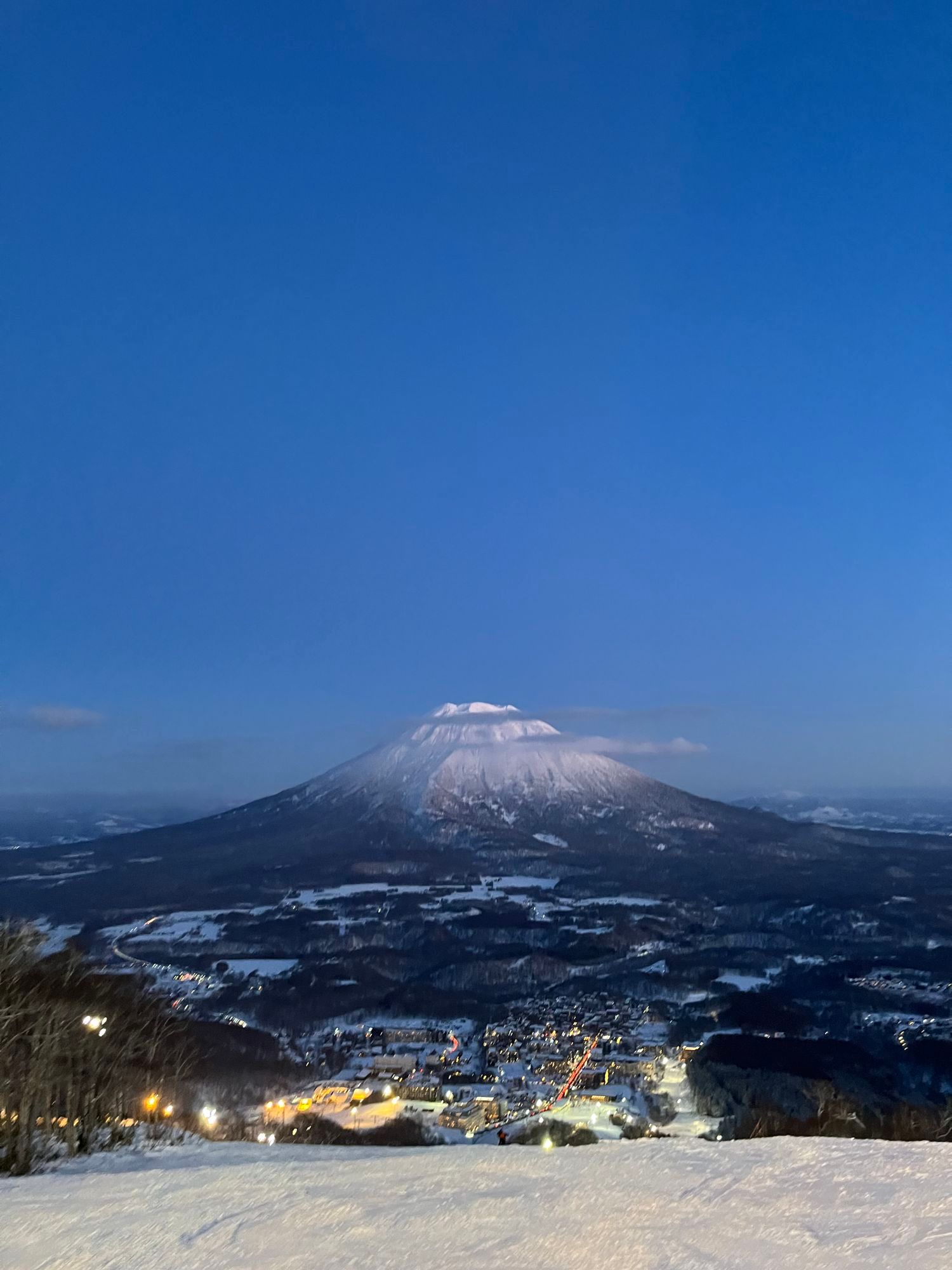 傍晚從二世谷雪場望向羊蹄山與山下的村落燈光