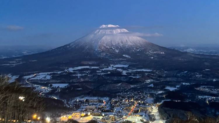 傍晚從二世谷雪場望向羊蹄山與山下的村落燈光