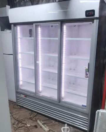 Продам витринный холодильники