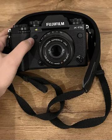 Продам fujifilm xt-5 с объективом