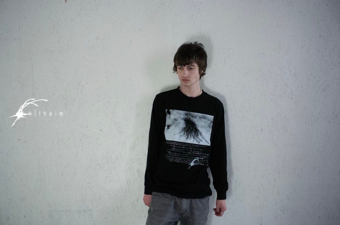 Longsleeve Front Wide Shot