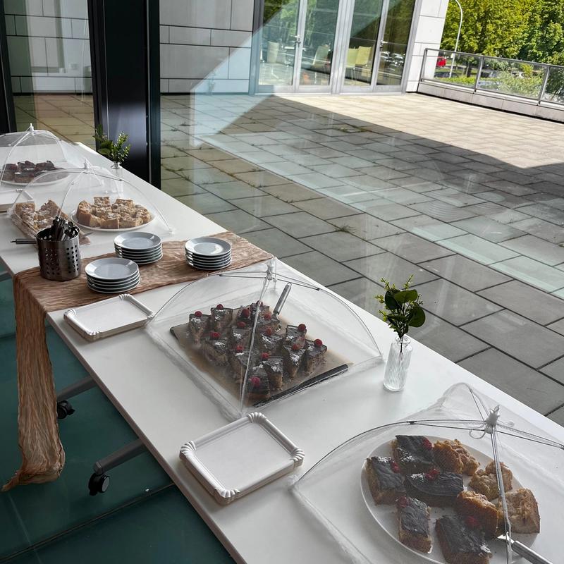 Catering-Buffet mit Kuchen