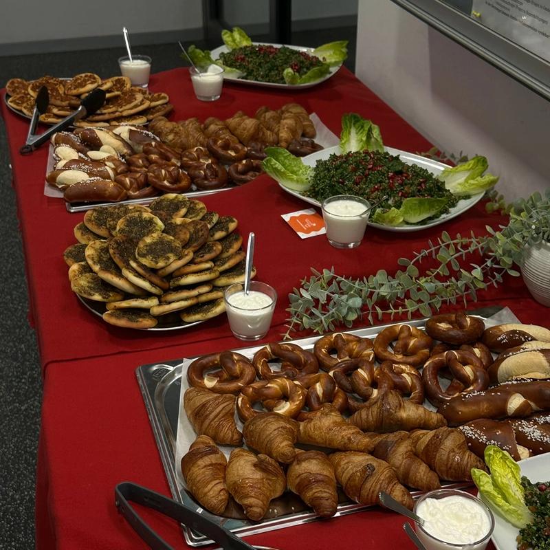 Buffet mit Brezeln & Manakish