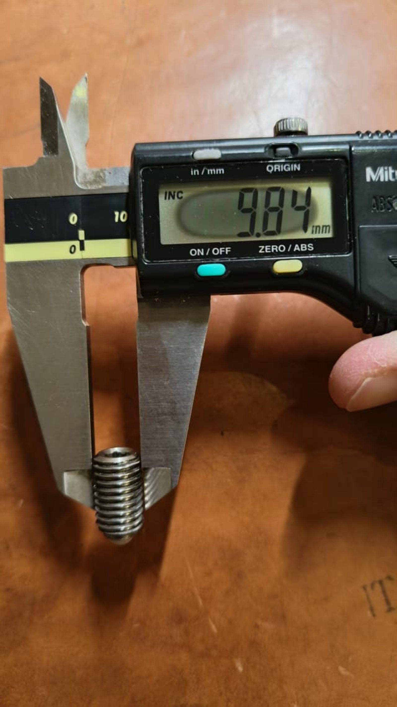 Caliper showing an approximate 9.84 millimetre body diameter for the sample