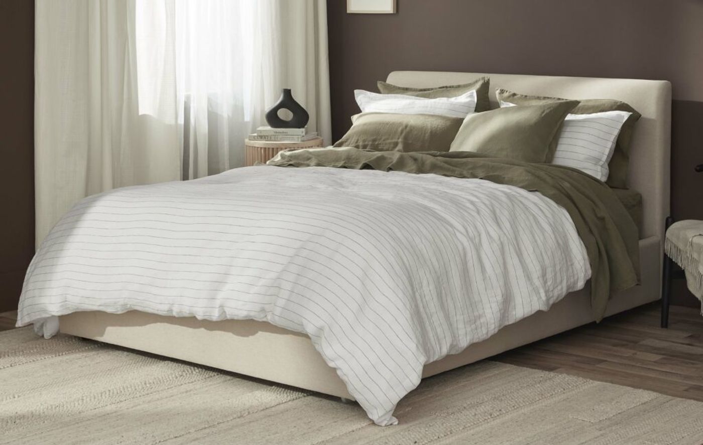Bed made with white and sage green Silk & Snow flax linen bedding