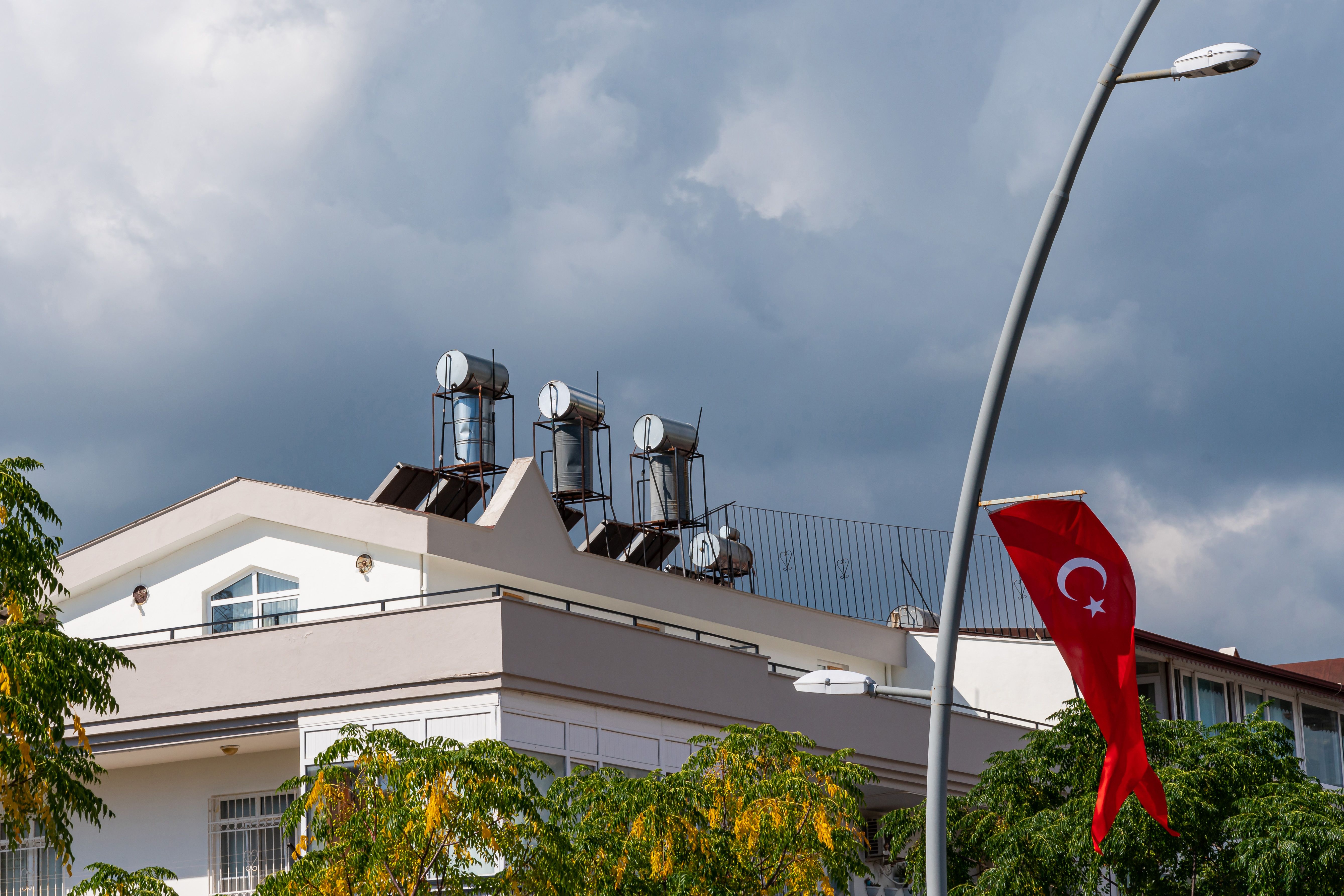 Yatağan'da Elektrik Direği Yangını Bahçelere Sıçradı — Gündem