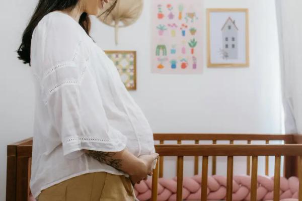 Ilustrasi ibu hamil pada trimester kedua atau trimester ketiga 