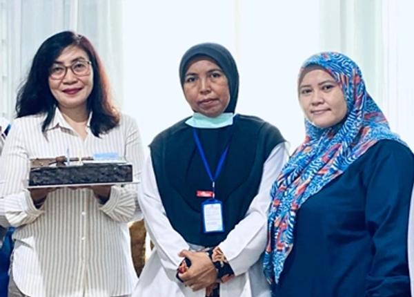 Direktur didampingi oleh Penanggung Jawab Klinik, dr. Dewi Puspa Sari, serta PIC Klinik, Ibu Aniyati Musripah, S.Si.