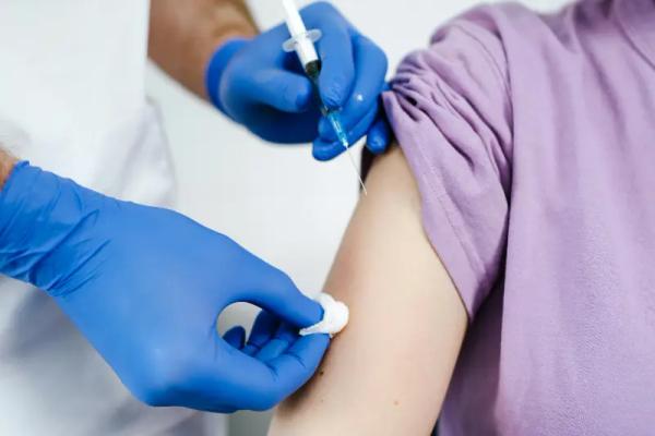 Vaknisasi adalah salah satu pencegahan dini yang bisa di lakukan untuk meminimalisir terjangkit nya tifus - Klinik Pratama Pradhana Official