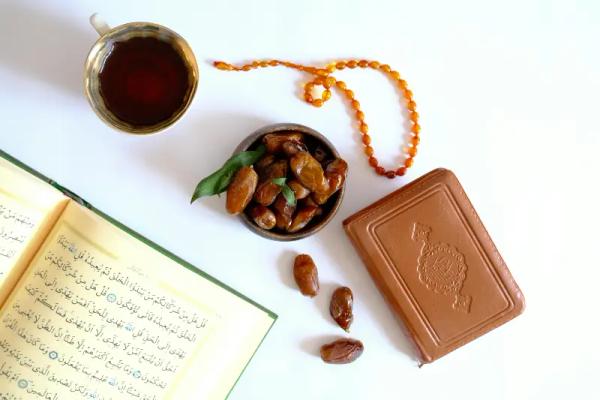Manfaat utama puasa Arafah adalah mendapatkan pengampunan dosa selama dua tahun berturut-turut, yakni satu tahun yang telah lalu dan satu tahun yang akan datang