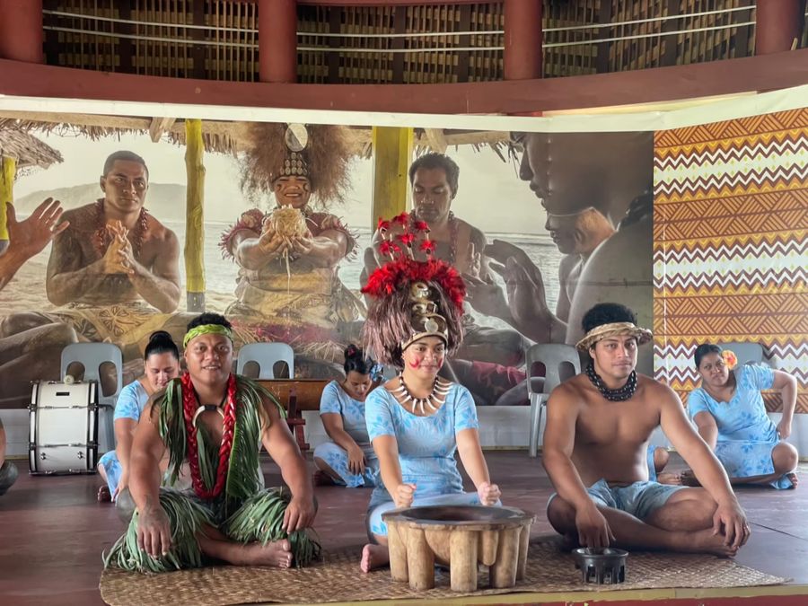 Ukázka tradičních tanců a hudby během kulturní show, Samoa