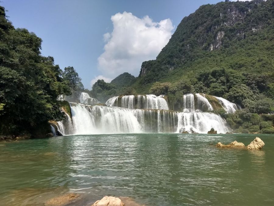 Ban Gioc vodopád na hranicích s Čínou, největší vodopád ve Vietnamu.