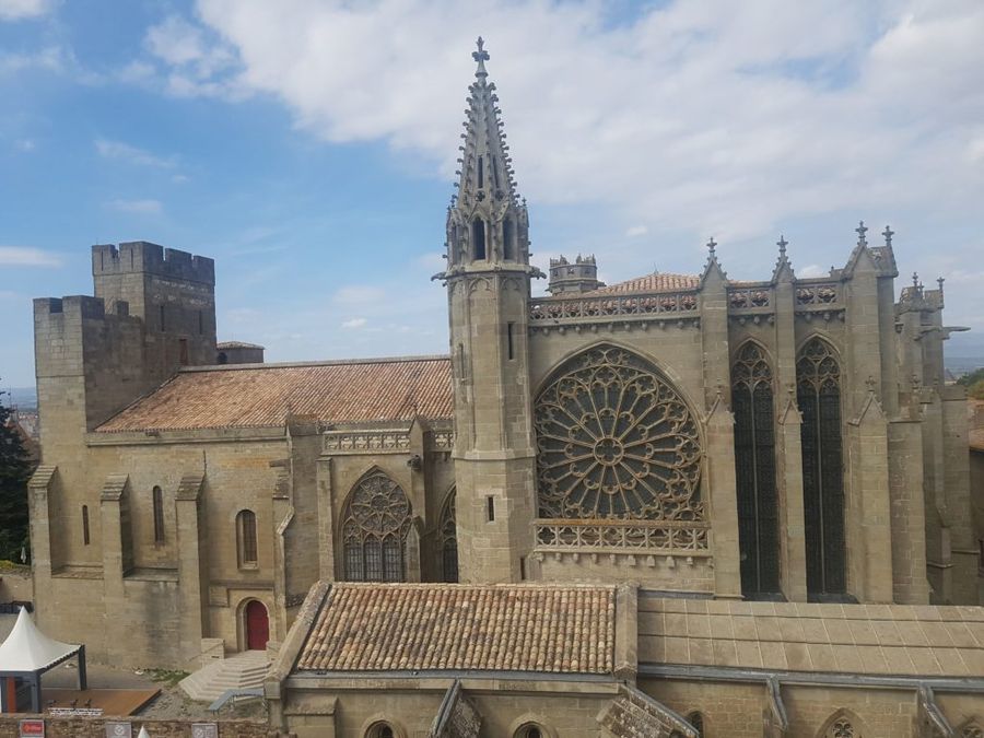 Bazilika Saint-Nazaire uvnitř pevnosti.