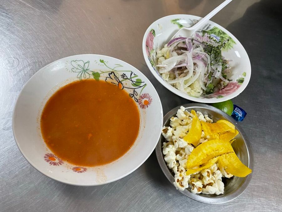 Encebollado je zde tradiční rybí polévkou, Ekvádor