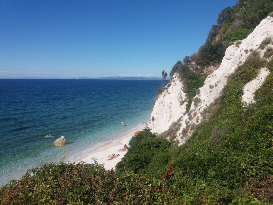 Vápencová pláž Spiaggia di Sottobomba s průzračnou vodou.