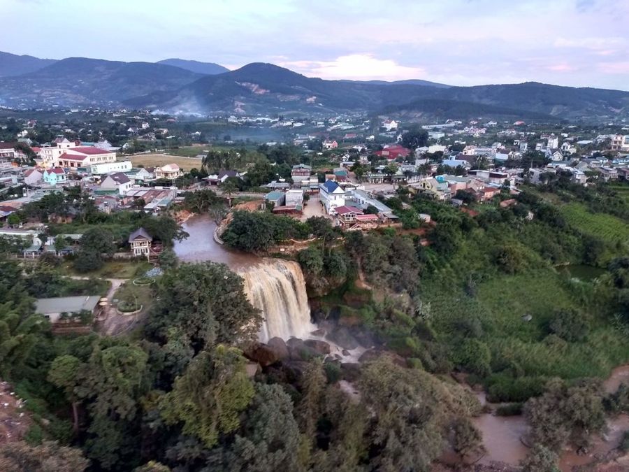 Pohled na Elephant waterfall z obrovské sochy Buddhy. Da Lat