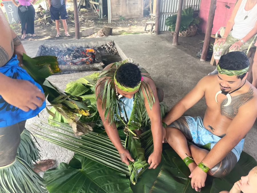 Příprava jídla tradičním způsobem v zemní peci během kulturní show, Samoa