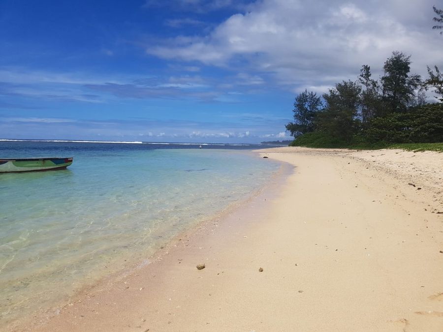 Klidná a prázdná pláž Saint Felix Beach.