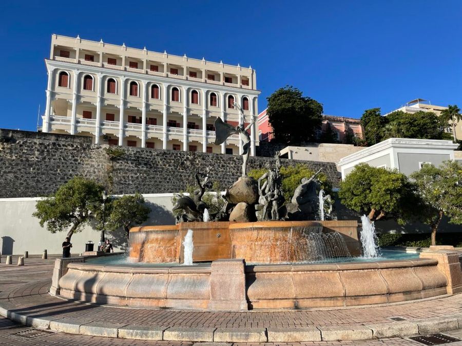 Pobřežní promenáda a fontána Fuente de las Raíces, San Juan