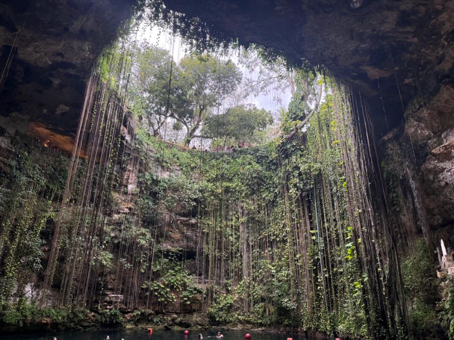 Cenote Ik-Kil – hluboká studna u Chichén-Itzá, Mexiko
