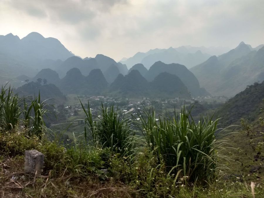 Putování v horách severního Vietnamu nabízí nádherné výhledy na specifické kuželovité kopce.
