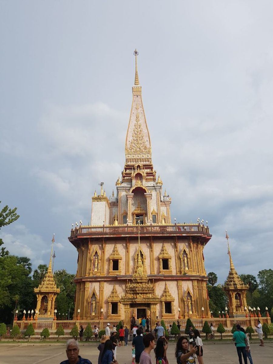 Nejvyšší věž s kouskem Buddhovy kosti. Wat Chalong, Phuket.