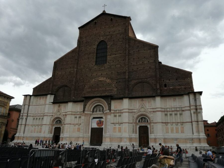 Hlavní náměstí Piazza di Maggiore s bazilikou di San Petronio.