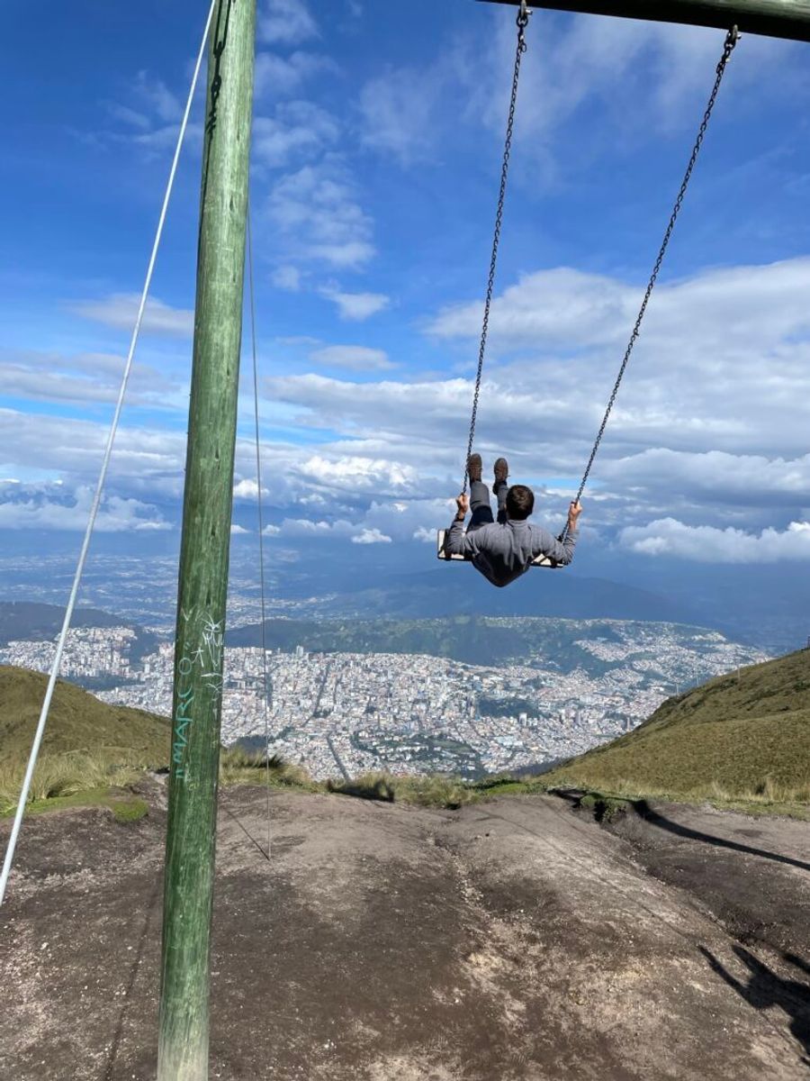 Houpačka u horní stanice lanovky TeleferiQo se tyčí 1 300 m nad Quitem a nabízí tak pohoupání v nadmořské výšce 4 100 m.