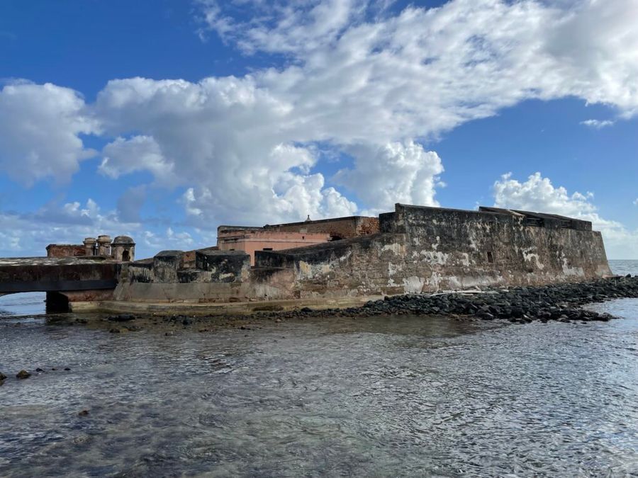 Pevnost Fortín de San Gerónimo na východě od starého centra San Juan