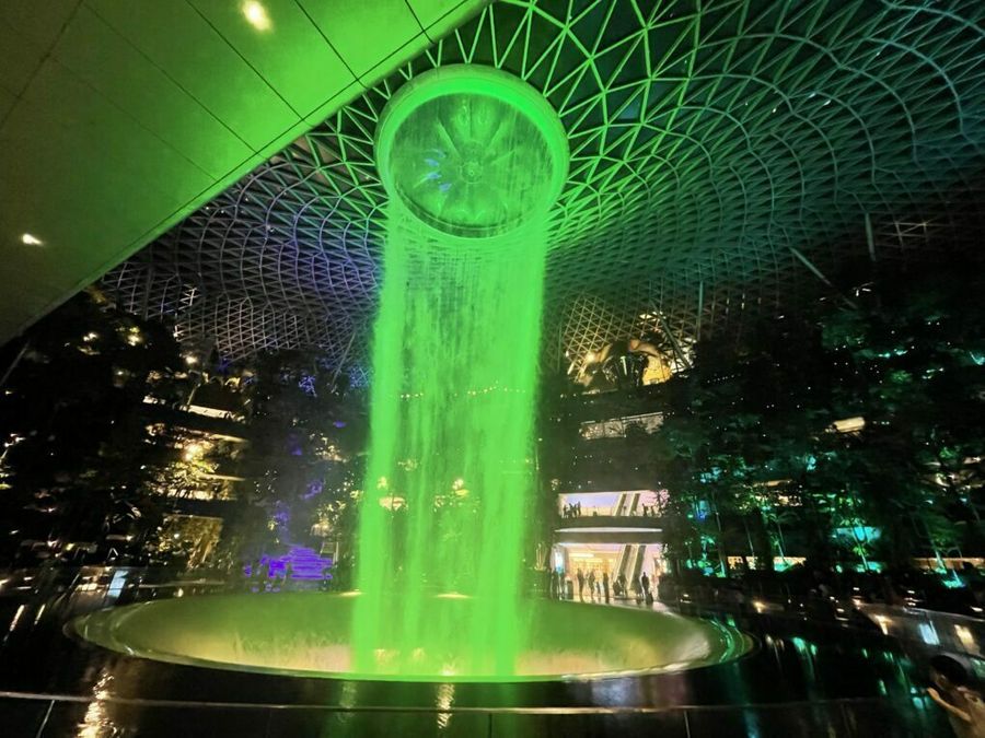Vodopád na letišti Changi, Singapur.