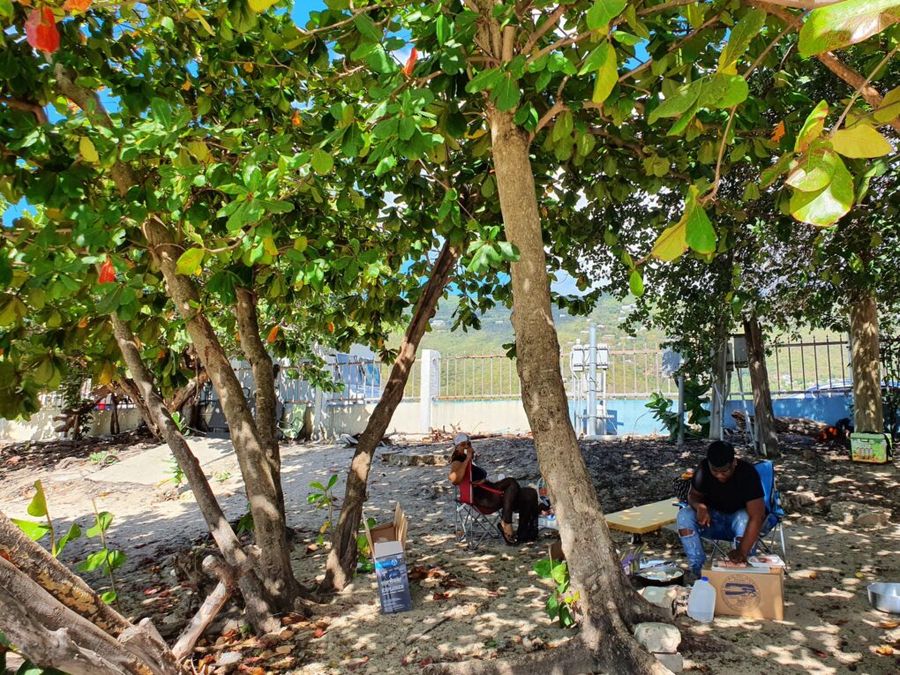 Místní grilují na pláži Lindbergh bay beach, USVI.