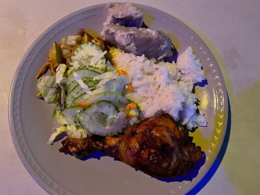 K jídlu dostanete nejčastěji maso, nebo rybu, zeleninu, breadfruit, taro v kokosové omáčce, nebo rýži.
