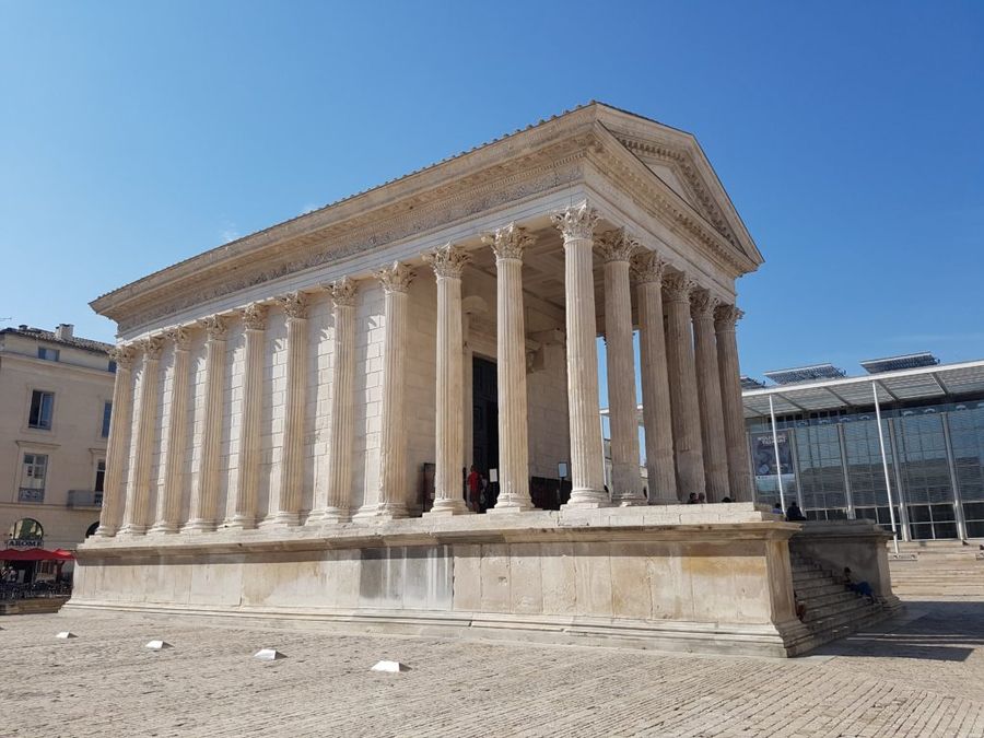 Maison Carée v centru Nîmes.