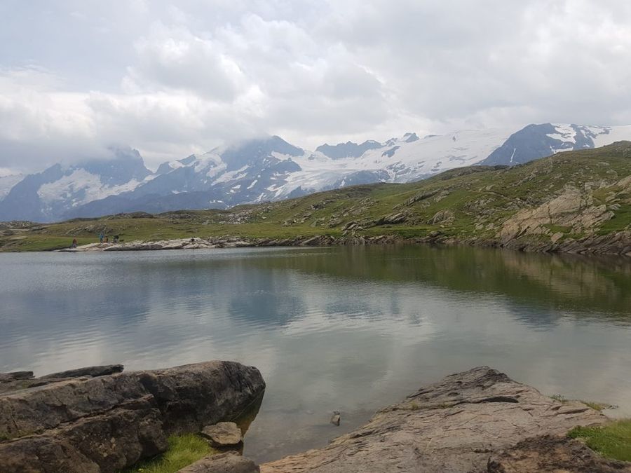 Jezero Lac Noir se zasněženými vrcholky.
