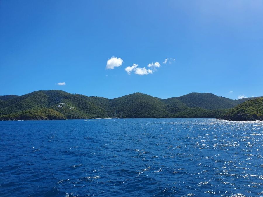 Severní část zeleného ostrova St. John, USVI.
