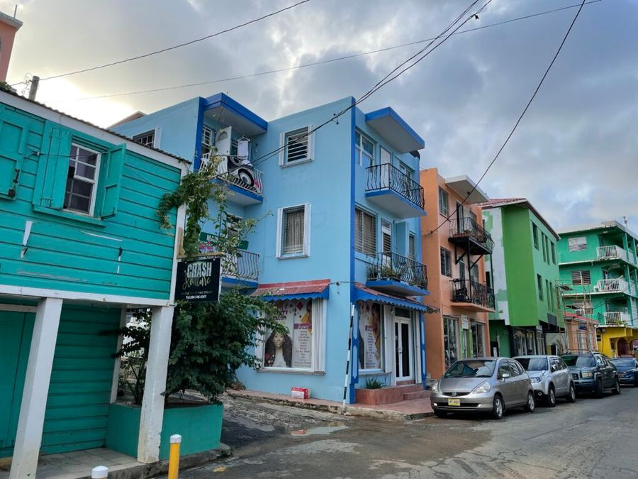 Barevné ulice Road townu, Tortola.