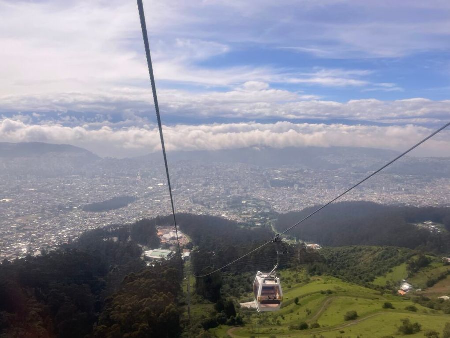 Pohled na Quito z lanovky TeleferiQo, Ekvádor