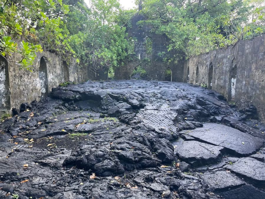 Ruiny kostela zalité lávou, Samoa.