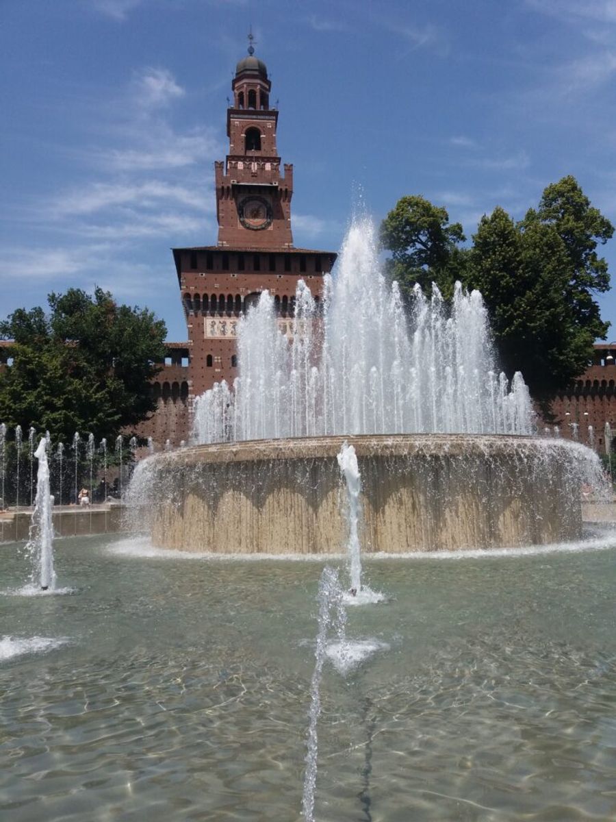 Fontána před vstupem do pevnosti Castelo Sforzesco.