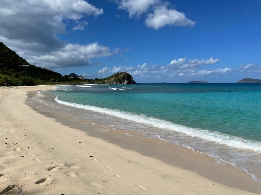 Tmavší část moře skrývá korálový útes, Smuggler's cove, Tortola.